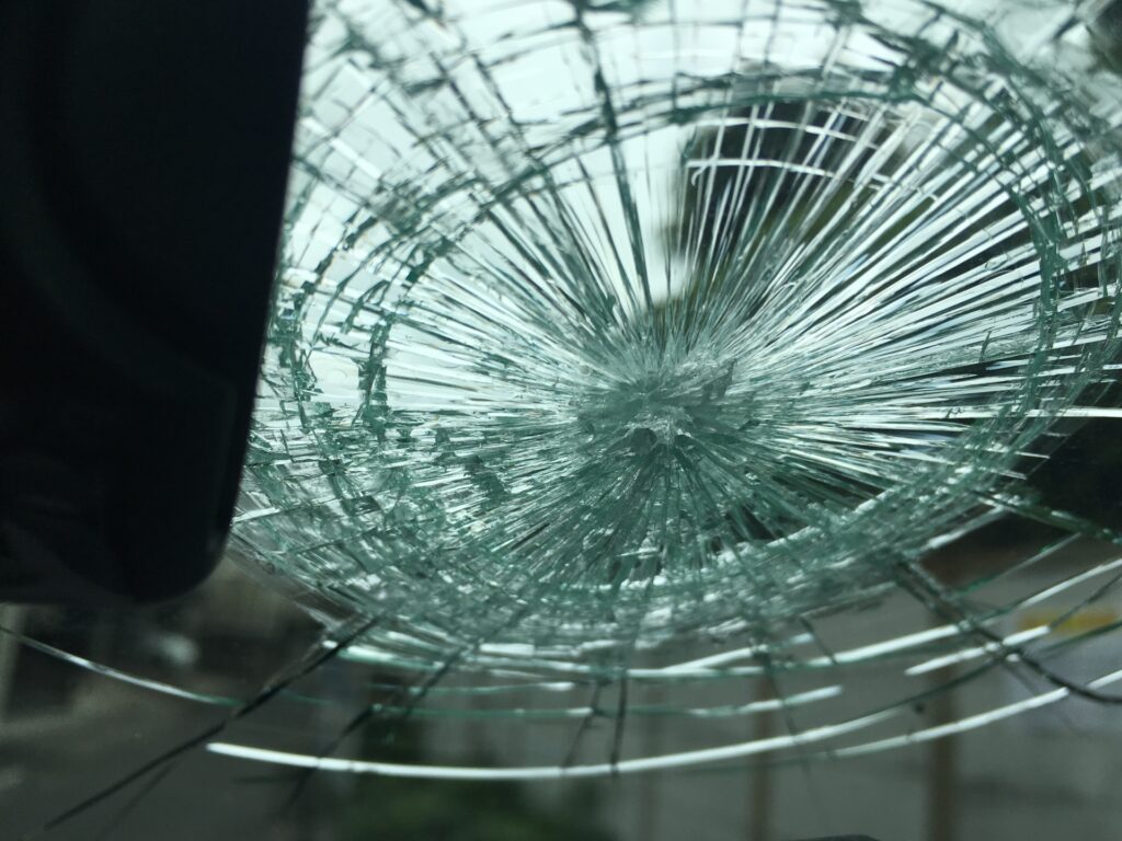 ガラスのひび割れをdiyで直そうとしたらひび割れが広がった どうして 株式会社トータルカーサービス